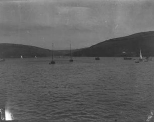 Bucht in Cornwall : Blick vom Meer aus auf eine Bucht mit Segelbooten, vermutlich der Fowey Harbour zwischen Plymouth und Falmouth