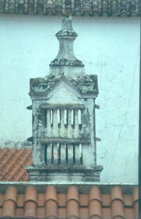 Barocker Schornstein mit schlichten Rillen zum Rauchabzug