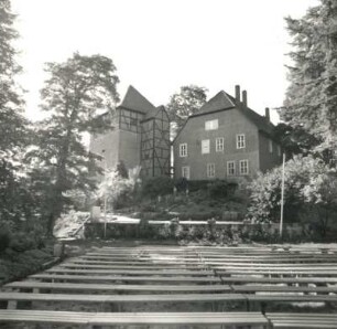 Bad Düben. Burg (Museum). 10. Jh. begonnen, 16./18. Jh. Ansicht mit Torturm über die Freilichtbühne