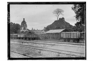 Eisenbahn und Tempelruine : Thailand, Blick über Eisenbahngleise mit Güterwaggons auf die Ruine eines Tempels, 1908/1913