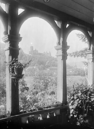 Blick auf die Burg Wertheim von einer Veranda