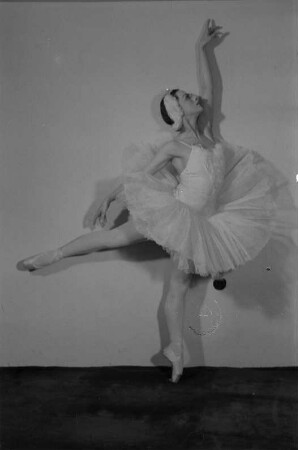 Gastspiel eines russischen Ballett- und Künstlerensembles in der Deutschen Staatsoper Berlin : Primaballerina Alla Schelest in "Schwanensee", Teil des Ballettprogramms