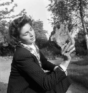 Archäologie: Präsentation: Artefakte aus der Steinzeit: Frau zeigt Funde von Alfred Rust