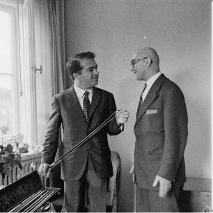 Ruggiero Ricci zu Besuch bei Bogenbauer Heinz Dölling. Erlbach-Wernitzgrün (Vogtland), 1961