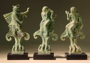 Drei Cistenfüβe: 1. Perseus, 2. Gorgo, 3. Apollon; mit etruskischen Inschriften. Sehr feine Arbeit