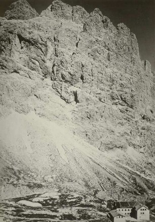 Italien. Dolomiten. Rosengartengruppe. Vajolethütte (1898/1901) gegen den Cime de Pope (2771 m)