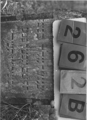Grabstein 262 (Index: 99786831) Maße HxBxT: 62x40x5 cm Besonderheit: kulturhistorisch wertvoll / hist.-wiss. Gründe (Gemeindestellung): Grabstein 262B
