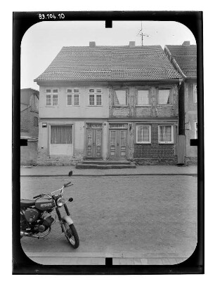 Rehna, Mühlenstraße 24/22. Wohnhäuser mit Laden. Straßenfront
