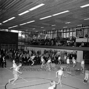 Stormarnhalle: Einweihung: Turnvorführungen, im Hintergrund Gäste