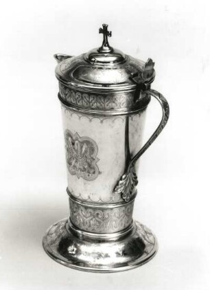 Abendmahlskanne mit Deckel : Kunstanstalt der Berliner Stadtmission. Abendmahlskanne mit Deckel. Silber, graviert; Höhe 31,5 cm. 1909. Dresden-Striesen, Versöhnungskirche