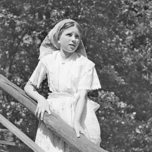 Mädchen Gerda Konzack in Spreewälder Sonntagstracht in Leipe. : Holca Gerda Konzack w Błótowskej njedźelskej drasće w Lipjem.
