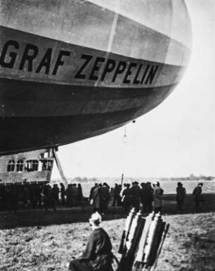 Luftschiff LZ 127 Graf Zeppelin : Das Luftschiff LZ 127 Graf Zeppelin bei der Zwischenlandung in Leningrad, heute Sankt Petersburg. Um das Luftschiff sind zahlreichen Personen versammelt.