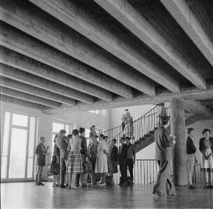 Dresden-Striesen, Fetscherstraße 2. 6. Mittelschule. Treppenhaus mit Schülern