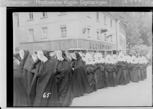Fronleichnamsprozession in Sigmaringen; Nonnen bei der Prozession vor dem Cafe Kleindinst