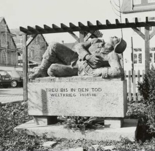 Denkmal für die Gefallenen des 1. Weltkrieges : Denkmal für die Gefallenen des 1. Weltkrieges. Kalkstein (nach 1918). Regis-Breitingen, Markt Regis
