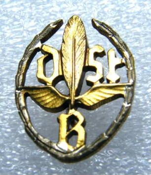 Treueabzeichen in Silber Deutscher Stenografenbund (mit Broschennadel) : Sammlung Beinhorn. Treueabzeichen in Silber Deutscher Stenografenbund (DStB mit geflügelter Feder im Lorbeerkranz, mit Broschennadel). Metall, versilbert; Maße 20,5 x 16 mm (1981). Dresden: SLUB R c 0218