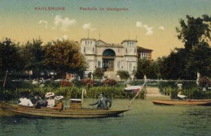 Postkartenalbum mit Motiven von Karlsruhe. "Karlsruhe. Festhalle im Stadtgarten". Stadtgartensee mit Eingangsbereich der Festhalle
