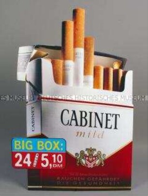 Werbeschild (beidseitig) mit Werbeaufdruck für "CABINET mild"-Zigaretten, in Form einer übergroßen Zigarettenschachtel