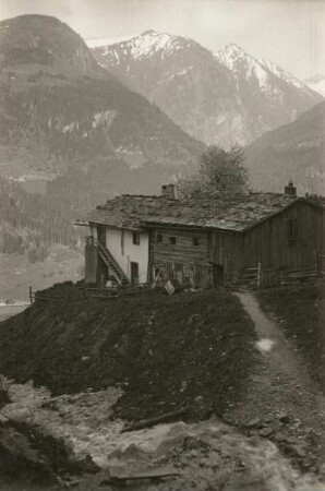 Bauernhof im Gasteiner Tal : Bad Gastein. Bauernhof auf einem Moränenhügel, zum Schutz vor Lawinen, auf dem Wege zum "Naßfeld"