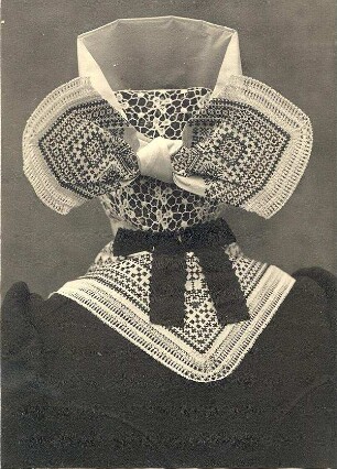 Taufpatin aus Schleife : Kleidung - Schleifer Tracht. Ort: Slepo / Schleife. Taufpatin.