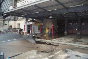 Dresden-Altstadt. Hauptbahnhof. Empfangsgebäude. Aufräumarbeiten am Haupteingang