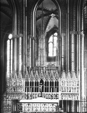 Bad Doberan, Ev. Münster, Klosterkirche, Zisterzienserkirche, Blick zum Chor mit ehem. Hochaltar (Reliquienretabel) in urspr. Form eines der frühen geschnitzten Altarretabel