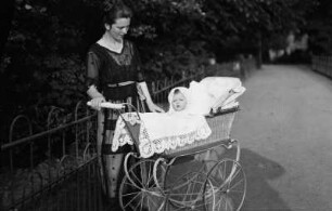 Junge Frau mit Kinderwagen