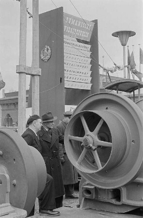 Messebesucher am Außenstand der Volksrepublik Rumänien