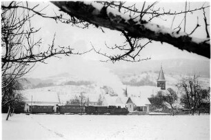 Lok 12, Bahnhof Schlatt, das Bahnhofsgebäude stand von 1901 - 1976, Filialkirche St. Dionys erbaut 1900