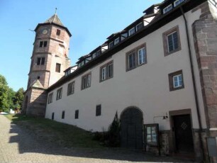 Hirsau-Kloster St Peter und Paul-Klosterhof im Süden-Kleiner Fruchtkasten im Osten (früherer Westflügel des Jagschlosses) über Traufseite sowie Torturm des Jagdschlosses im Norden