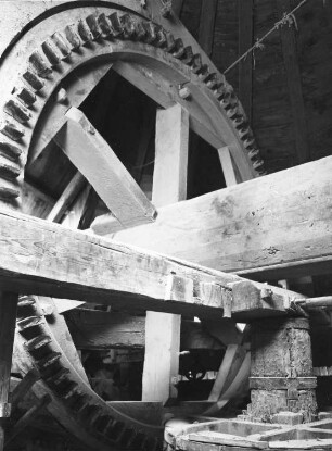 Hochkirch-Rodewitz, bei Gehöft Nr. 3. Holländer-Windmühle (1856). Inneres. Flügelradwelle und Kammradgetriebe