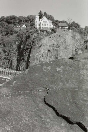Begerburg : Blick von der Heidenschanze (224 m) über den Plauenschen Grund mit Autobahnbrücke (A 17) gegen Felsmassiv mit Begerburg (1852-1854; T. Lehnert)