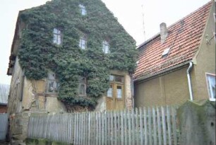 mit Efeu bewachsene Giebelfront eines Hauses