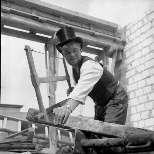 Hamburger Zimmermann bei der Arbeit auf einer Baustelle