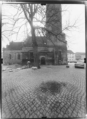 Luckau. Ehem. Georgenkapelle mit Hausmannsturm (Baubeginn wohl 2. V. 13. Jh., Turmbau um 1500). Ansicht von Norden