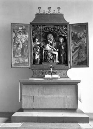 Schnitzaltar mit gemalten Flügeln