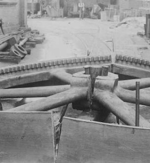 Schwungrad, nach der Sprengung : Technikgeschichte | Technologie | Maschinenbau und Eisengiesserei | Schwungrad und Seilscheiben-Fabrikation | Cottbusser Maschinenbau-Anstalt und Eisengießerei AG