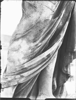 Berlin, Schloss Charlottenburg, Statue vor der Orangerie, Ausschnitt.