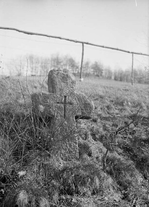 Steinkreuz : Dohma, Steinkreuz mit eingeritztem Kreuz südwestlich des Ortes am Feldweg nach Ottendorf