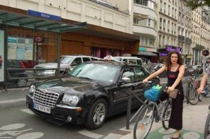 Paris - Menschen in der City : Anonyme Radfahrerin am Place Pigalle. Paris, 2006