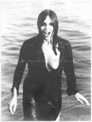 Frau im Wasser (Altersgruppe 18-21)