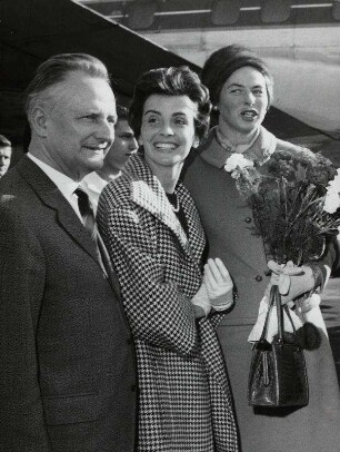 Hans Wölffer + Gattin (Ingeborg Körner), Ingrid Bergmann. Empfang auf dem Flugplatz.