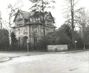Dresden-Blasewitz, Goetheallee 28/Ecke Vogesenweg. Villa Lürmann (1903). Eckansicht mit Einfriedung