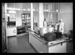 Großküche mit Essensausgabenbereich (Jugendherberge?)