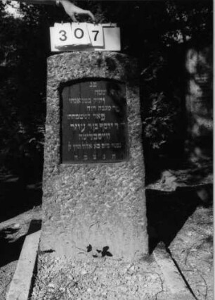 Grabstein 307 (Index: 100094603) Material: Granit Zustand: hinten verwittert mit Textverlust Maße HxBxT: 111x48x30 cm Beschreibung: konische Stele, Segmentbogenabschluß, Schriftplatte Besonderheit: gereimter 4-Zeiler: Grabstein 307