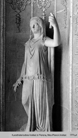 Weibliche Statue mit Ähren und Fackel nach Vorbild des 5. Jahrhunderts vor Christus (Ceres?)