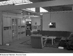 Ausstellungskoje des VEB Möbelkombinat Zeulenroda-Triebes (ZEUTRIE) mit Wohnzimmermöbeln. Ansicht mit Anbauwand "Elster II" und Sitzgruppe "Carmen"
