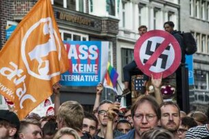 10.000 Menschen haben heute in Hamburg gegen Fremdenhass und rechte Hetze demonstriert. Anlass war die Kundgebung eines "Merkel muss weg"-Bündnisses am Gänsemarkt mit unter 200 Teilnehmern. Anmelder der Rechten war Kiezgröße Thomas "Togger" Gardlo, früherer Leibwächter von Ronald Schill und Trainer der "Identitären Bewegung". Hier: friedliche Gegendemonstranten am Rand des Platzes