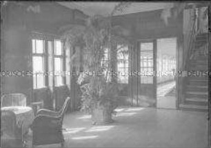 Blick vom Wintergarten gen Treppe und Durchgang zum Promenaden(?)deck, Hochseepassagierdampfers "Bremen"