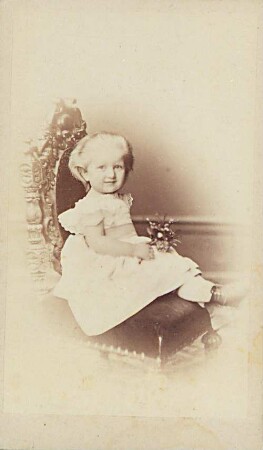 Elsa Porges als Kleinkind, sitzend